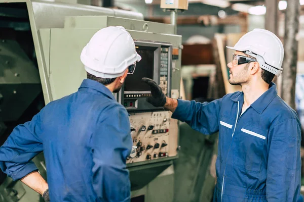 Trabajador Del Equipo Ingenieros Industria Operan Control Máquina Pesada Con — Foto de Stock