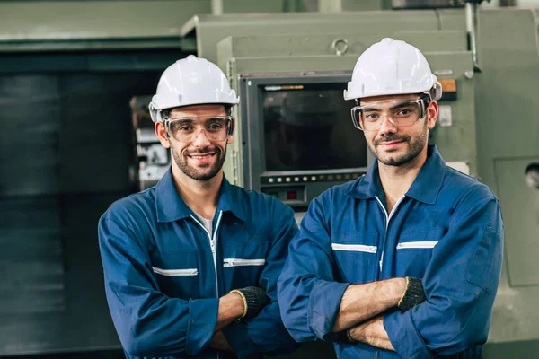 Equipe Engenharia Retrato Sorriso Indústria Pesada Fábrica Homens Trabalhando Juntos — Fotografia de Stock