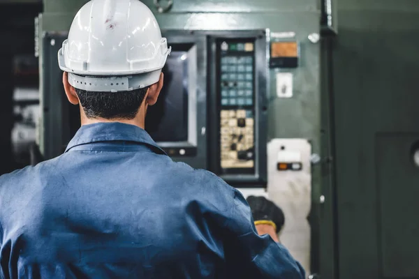 閉鎖工場労働者の男性は安全服で機械を操作し 高い技能労働産業 — ストック写真