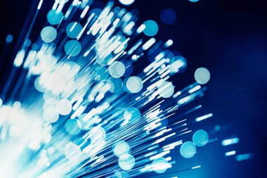Mavi ışık fiber optik, arka plan için süper yüksek hızlı dijital veri telekomünikasyon teknolojisi.