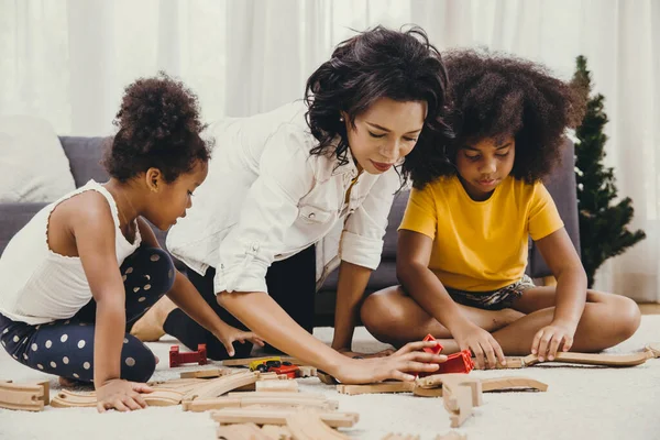 Moeder Ouder Spelen Met Kinderen Leren Puzzels Lossen Thuis Appartement — Stockfoto