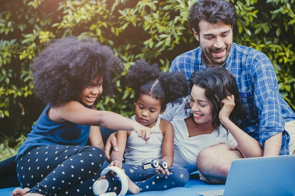 Familie Activiteit Buiten Huis Achtertuin Gelukkig Genieten Van Grappig Moment — Stockfoto