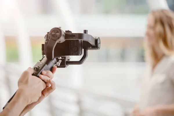 Gemotoriseerde Gimbal Videograaf Met Behulp Van Dslr Camera Shake Tool — Stockfoto