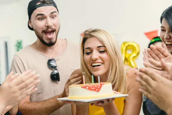 Americana Rubia Hermosa Chica Soplando Pastel Cumpleaños Fiesta Con Amigos — Foto de Stock