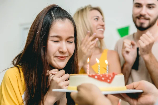 Festa Aniversário Bonito Adolescente Menina Orou Por Bênção Antes Explodir — Fotografia de Stock