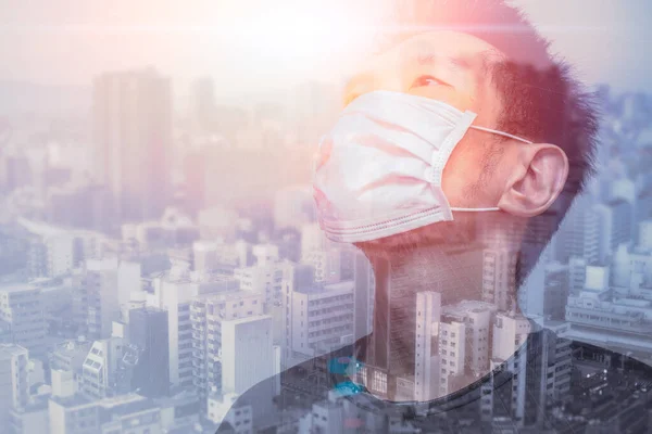 健康的亚洲帅哥头戴口罩盖住城市地铁背景以防止病毒空气污染的概念 — 图库照片