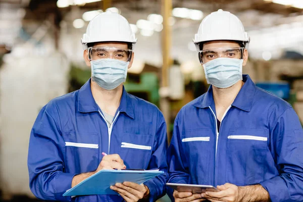 Indústria Homens Trabalhador Usar Máscara Facial Durante Serviço Trabalho Fábrica — Fotografia de Stock