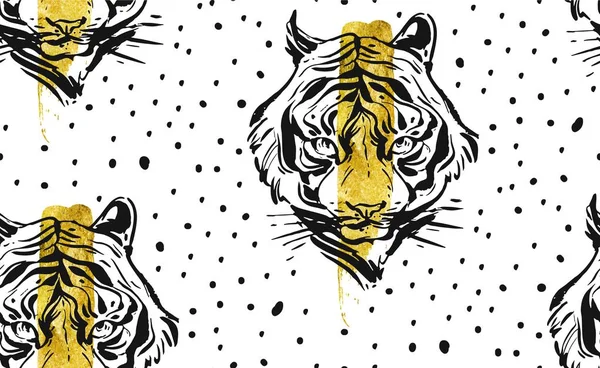 Dibujado a mano vector abstracto creativo patrón sin costuras con ilustración de la cara del tigre, lámina de oro y lunares textura aislada sobre fondo blanco.Diseño para tela de moda, decoración, envoltura, negocio — Archivo Imágenes Vectoriales