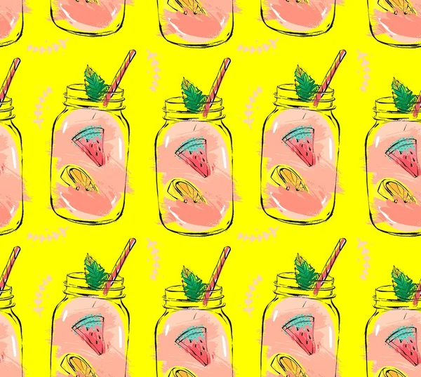 Vector dibujado a mano abstracta hora de verano frutas frescas orgánicas patrón sin costuras con cóctel en frasco de botella de vidrio, sandía, rodaja de limón y hojas de menta en rosa colores rosados aislados sobre fondo amarillo — Vector de stock