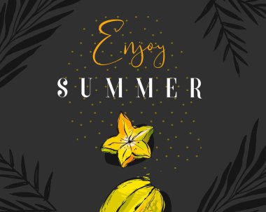 El çizimi vektör soyut yaz dönemi yaratıcı başlığı tropikal meyve carambola, egzotik palmiye yaprakları ve modern el yazısı alıntısı ile siyah arka planda izole edilmiş benek dokusu ile yazın tadını çıkar