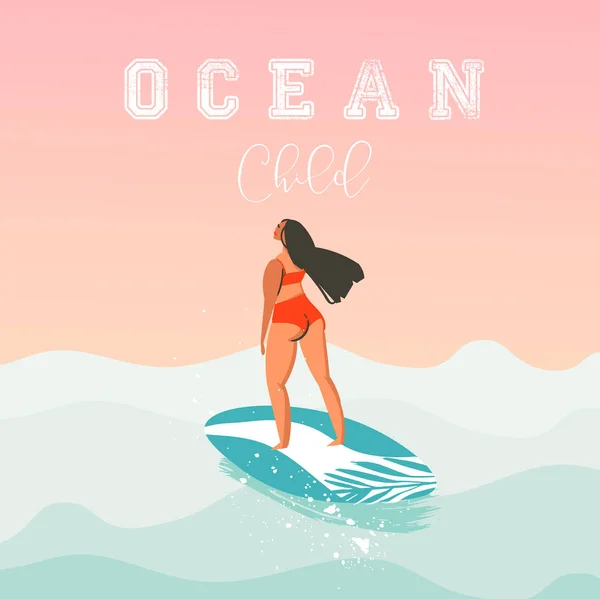 Handgetekende vector abstract leuke zomer strand surfer meisje illustratie met rode bikini, surfplank en moderne kalligrafie citaat Ocean kind geïsoleerd op zonsondergang achtergrond. — Stockvector