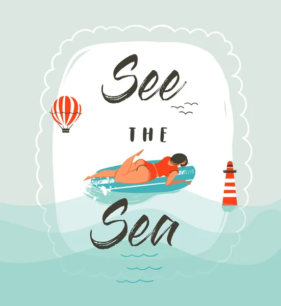 Çizilmiş vektör karikatür yaz saati eğlenceli el illüstrasyon Yüzme kız sörf tahtası ve modern tipografi ile alıntı beyaz arka plan üzerinde izole deniz görmek — Stok Vektör