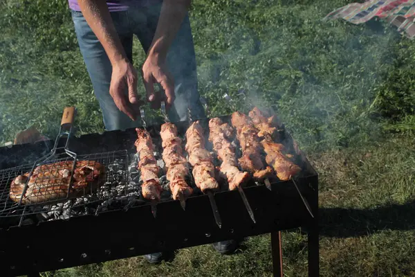 Mãos Segurando Espetos Com Carne Cozinhando Churrasco — Fotografia de Stock