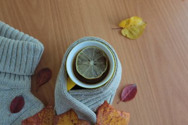 Bir kupa sıcak çay ve sıcak bir kazak..