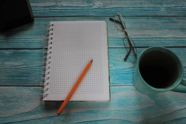 Notebook Pero Brýle Čaj Leží Povrchu — Stock fotografie