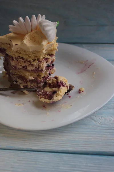 Half Eaten Piece Cake Lies Plate — Stock Photo, Image