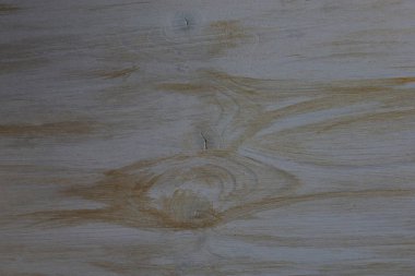 Beyaz boya ve altınla boyanmış tahta.