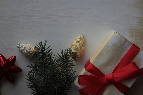 Uma Caixa Presente Férias Galho Árvore Natal Cones Pinho Fundo — Fotografia de Stock