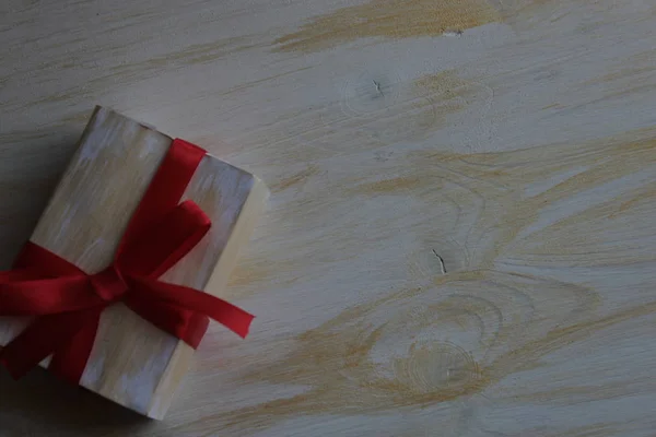 Geschenk Einer Weißen Schachtel Mit Roter Schleife Liegt Auf Hellem — Stockfoto