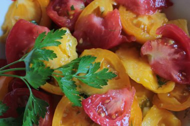 Sarı, kırmızı domates ve maydanoz salatası..