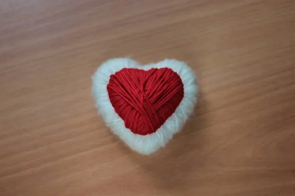 Coração Vermelho Branco Fio Fundo Madeira — Fotografia de Stock