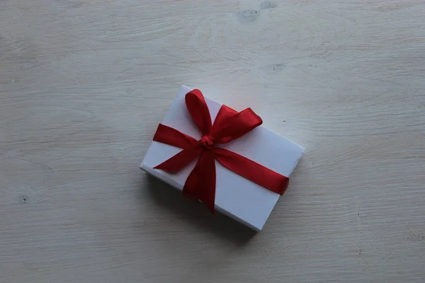 Das Geschenk Befindet Sich Einer Weißen Schachtel Mit Roter Schleife — Stockfoto