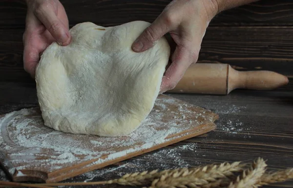 Hands Hold Pizza Dough Wooden Board — Stock Photo, Image