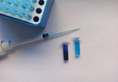 Epindorflarda mavi sıvı ve uçlu otomatik pipet..