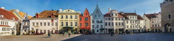 Arquitectura en la plaza del Ayuntamiento de Tallin, Estonia — Foto de Stock