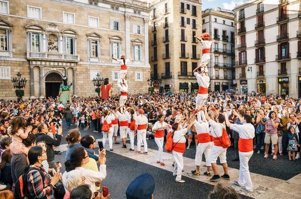 Castellers de Barcelona и гигантские куклы на Corpus Christi — стоковое фото