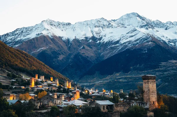 Svan torens met verlichting in Mestia bij zonsopgang, Svaneti (Georgia). — Stockfoto