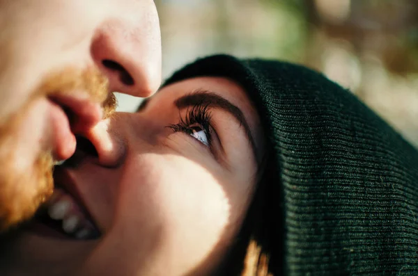 Junge Frau schaut auf Freund und küsst ihn aus nächster Nähe . — Stockfoto