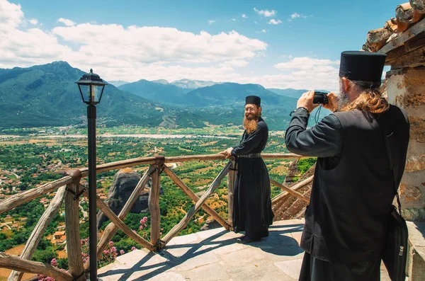 Priests in The Great Meteoron, Thessaly, Meteora, Greece — Stock Photo, Image