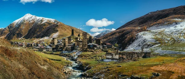 Ushguli, üst Svaneti, Gürcistan'daki Svanetian kuleleri. Gürcü yerler