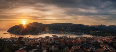 Puerto de Andratx panoramik görünümü gün batımında, Mallorca, İspanya