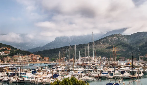 Jachten op de jachthaven in Port de Soller tegen bergen en bewolkte hemel in Mallorca, Spanje Spanje — Stockfoto