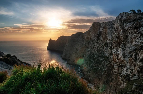 Farol no Cap de Formentor em Maiorca ao nascer do sol — Fotografia de Stock