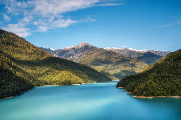 Jvari réservoir Enguri rivière entre les montagnes, Géorgie — Photo