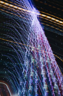 Uzun süreli pozlama kullanarak ışık izleme ile Noel ağacı