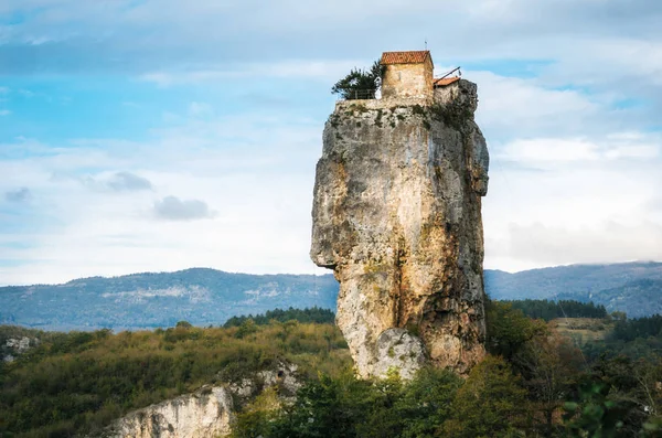 Katskhi Säule. georgische Wahrzeichen. die Kirche auf einer felsigen Klippe. — Stockfoto