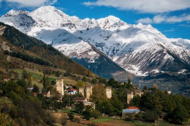 Mestia Svan kuleleri karşı dağlar, Svaneti, Gürcistan.