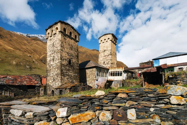 Svan Torres y machub casa con losa, Ushguli, Svaneti, Georgia — Foto de Stock