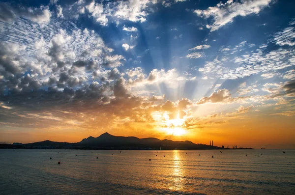 Παραλία Puerto de Alcudia στην Ανατολή του ηλίου στη Μαγιόρκα, Βαλεαρίδες — Φωτογραφία Αρχείου