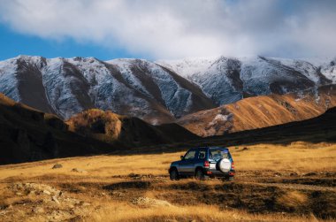 Kafkasya, Gürcistan'daki dağ yolda araba Off-Road seyahat.