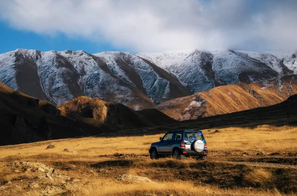 Kafkasya, Gürcistan'daki dağ yolda araba Off-Road seyahat.