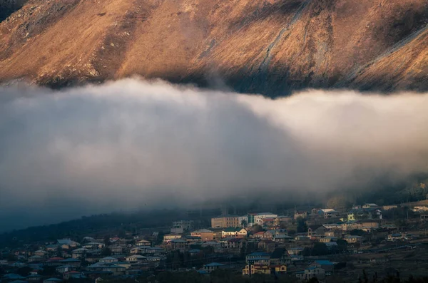 ステファヌツミヌダ カズベギ村山、ジョージアからの厚い雲. — ストック写真