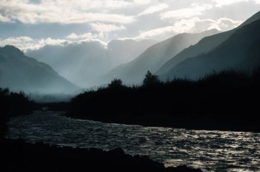 Güneş ışığı ile vurgulanan sisli, yağmurlu ve dumanlı aralıklarıyla Hills