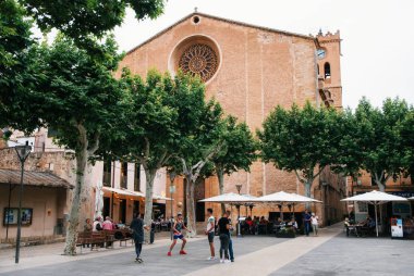 Main Square, Pollensa, Mallorca kiliseyle