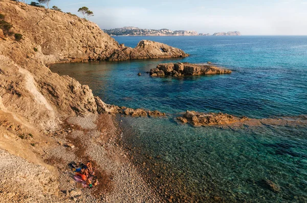 Uitzicht op het wild strand met het azuurblauwe water, Mallorca, Spanje — Stockfoto