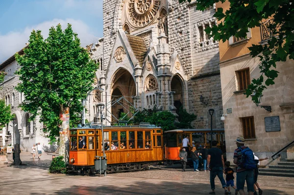 Stary tramwaj w Soller naprzeciwko średniowiecznej katedry gotyckiej z ogromna Rozeta, Mallorca, Hiszpania — Zdjęcie stockowe